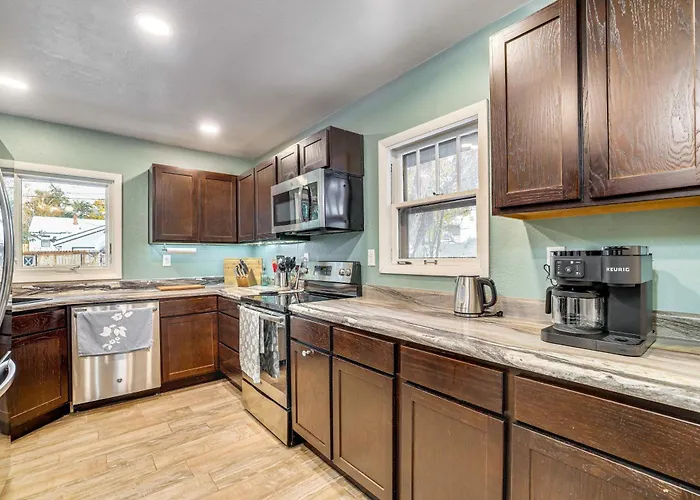 1 Mi To Dtwn Casper: Homey Getaway W/ Yard! Vakantiehuis