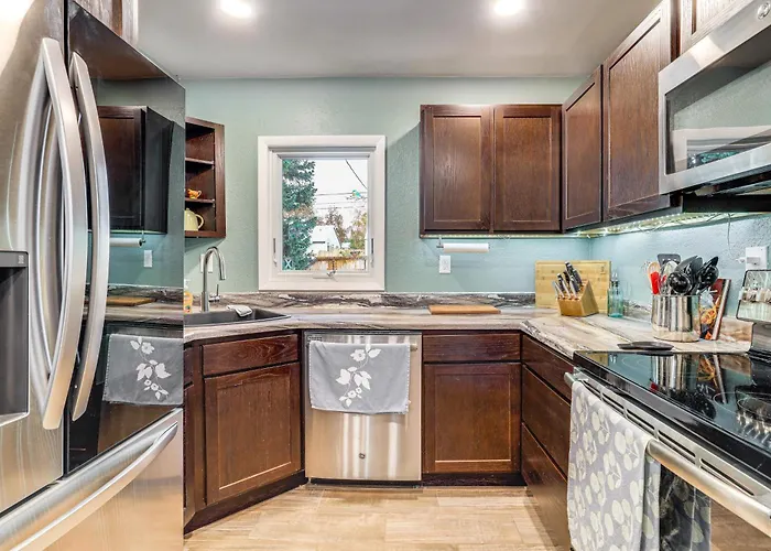 1 Mi To Dtwn Casper: Homey Getaway W/ Yard!