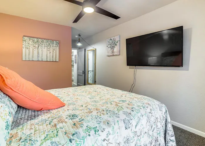 1 Mi To Dtwn Casper: Homey Getaway W/ Yard! Vakantiehuis